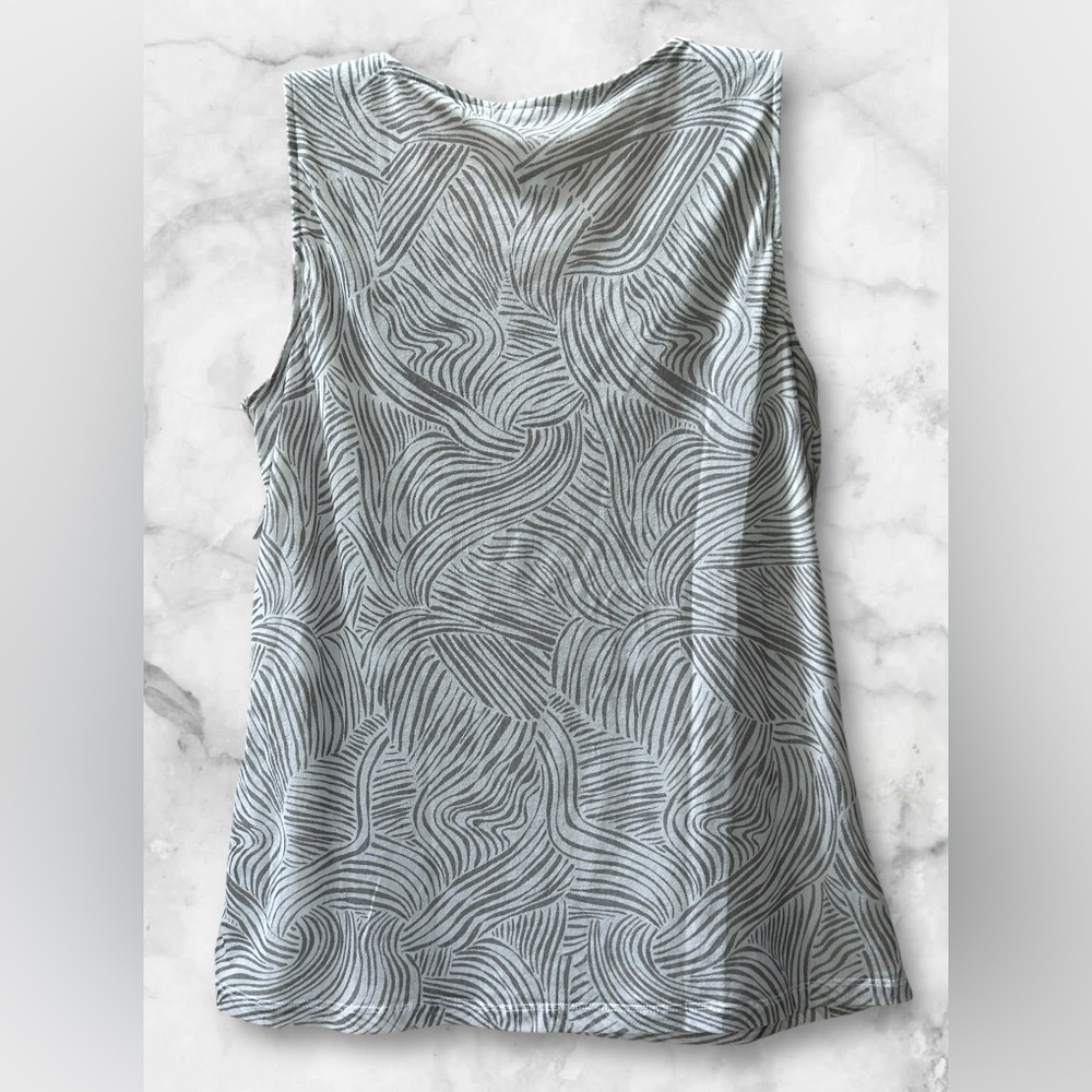 Chico’s Gray White Animal Print Cascade Ruffle Sleeveless Cami Blouse Top Size M - Picture 3 of 8